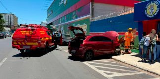 Veículo Avança Sinal e Derruba Muro de Escola em Uberlândia Veículo Avança Sinal e Derruba Muro de Escola em Uberlândia
