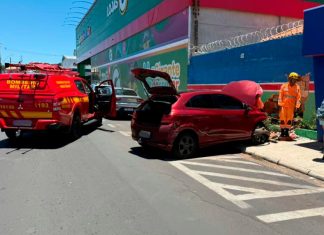 Veículo Avança Sinal e Derruba Muro de Escola em Uberlândia Veículo Avança Sinal e Derruba Muro de Escola em Uberlândia