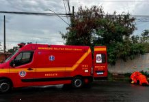 Acidente entre carro e moto deixa dois feridos no bairro Custódio Pereira Acidente entre carro e moto deixa dois feridos no bairro Custódio Pereira