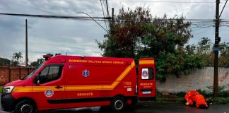 Acidente entre carro e moto deixa dois feridos no bairro Custódio Pereira Acidente entre carro e moto deixa dois feridos no bairro Custódio Pereira