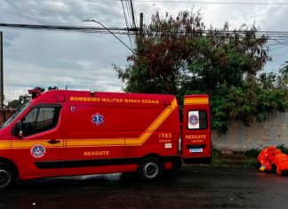 Acidente entre carro e moto deixa dois feridos no bairro Custódio Pereira Acidente entre carro e moto deixa dois feridos no bairro Custódio Pereira