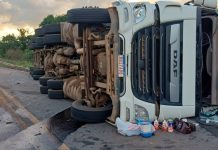 Acidente na BR-354: Caminhão Trator Capota Após Colisão com Carro Acidente na BR-354: Caminhão Trator Capota Após Colisão com Carro