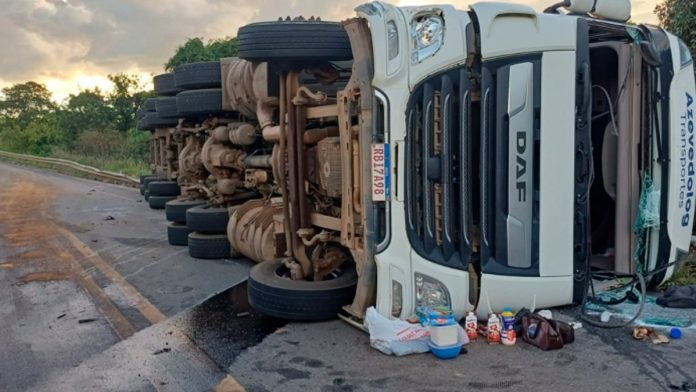 Acidente na BR-354: Caminhão Trator Capota Após Colisão com Carro