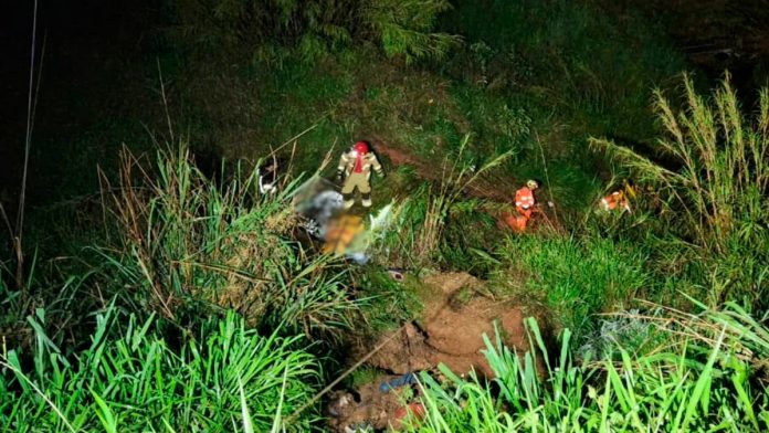 Acidente na BR-365: caminhão cai 30m e provoca ferimentos em dois passageiros Acidente na BR-365: caminhão cai 30m e provoca ferimentos em dois passageiros