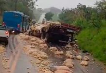 BR-354 em Campos Altos Paralisada por Acidente Fatal e Carga de Batatas BR-354 em Campos Altos Paralisada por Acidente Fatal e Carga de Batatas