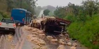 BR-354 em Campos Altos Paralisada por Acidente Fatal e Carga de Batatas BR-354 em Campos Altos Paralisada por Acidente Fatal e Carga de Batatas