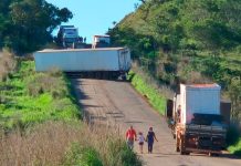 Caminhão com Falha Mecânica Interdita Trecho da MG-188 em Coromandel Caminhão com Falha Mecânica Interdita Trecho da MG-188 em Coromandel