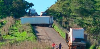Caminhão com Falha Mecânica Interdita Trecho da MG-188 em Coromandel Caminhão com Falha Mecânica Interdita Trecho da MG-188 em Coromandel