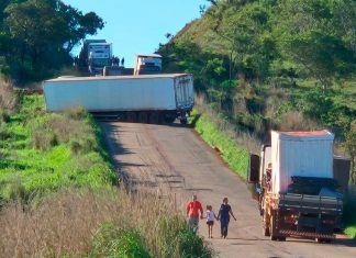 Caminhão com Falha Mecânica Interdita Trecho da MG-188 em Coromandel Caminhão com Falha Mecânica Interdita Trecho da MG-188 em Coromandel