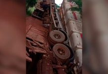 Carreta Bitrem Carregada com Feijão Tomba Após Desabamento de Ponte de Madeira Carreta Bitrem Carregada com Feijão Tomba Após Desabamento de Ponte de Madeira