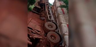 Carreta Bitrem Carregada com Feijão Tomba Após Desabamento de Ponte de Madeira Carreta Bitrem Carregada com Feijão Tomba Após Desabamento de Ponte de Madeira