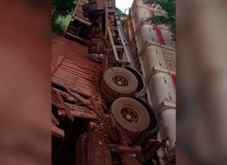Carreta Bitrem Carregada com Feijão Tomba Após Desabamento de Ponte de Madeira Carreta Bitrem Carregada com Feijão Tomba Após Desabamento de Ponte de Madeira