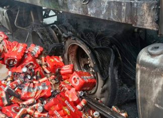 Carreta de Cerveja em Chamas Bloqueia BR-050 em Araguari Carreta de Cerveja em Chamas Bloqueia BR-050 em Araguari