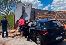 Mãe e Seus Filhos Sofrem Ferimentos em Acidente de Carro em Uberlândia Mãe e Seus Filhos Sofrem Ferimentos em Acidente de Carro em Uberlândia