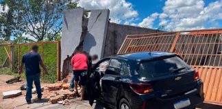 Mãe e Seus Filhos Sofrem Ferimentos em Acidente de Carro em Uberlândia Mãe e Seus Filhos Sofrem Ferimentos em Acidente de Carro em Uberlândia