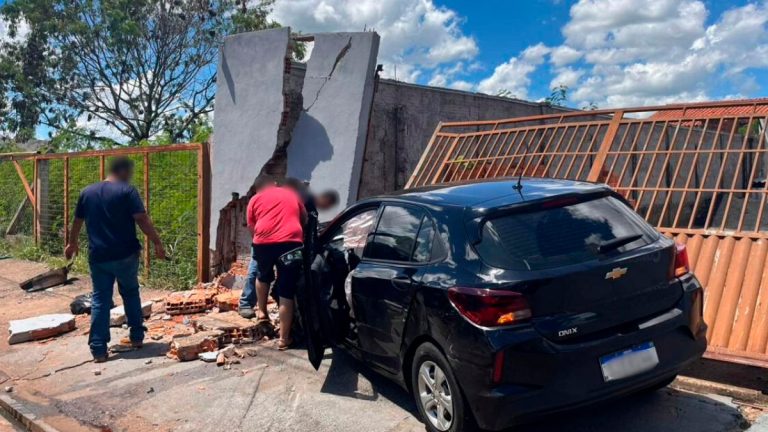 Mãe e Seus Filhos Sofrem Ferimentos em Acidente de Carro em Uberlândia