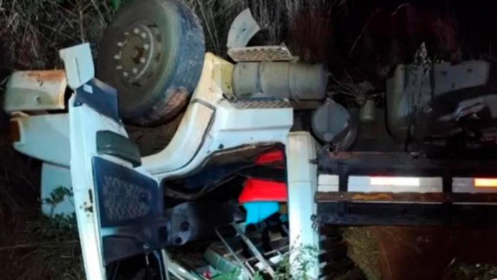 Motorista Morre em Acidente Fatal com Caminhão na BR-365 Motorista Morre em Acidente Fatal com Caminhão na BR-365