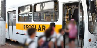 Motorista de transporte escolar é advertido por faltas devido à dificuldade em acordar cedo Motorista de transporte escolar é advertido por faltas devido à dificuldade em acordar cedo
