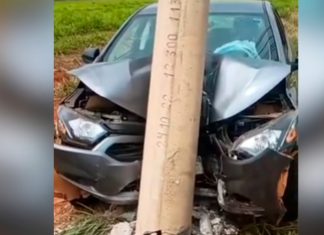 Motorista fica ferida após colisão com poste no Portal do Vale, em Uberlândia Motorista fica ferida após colisão com poste no Portal do Vale, em Uberlândia