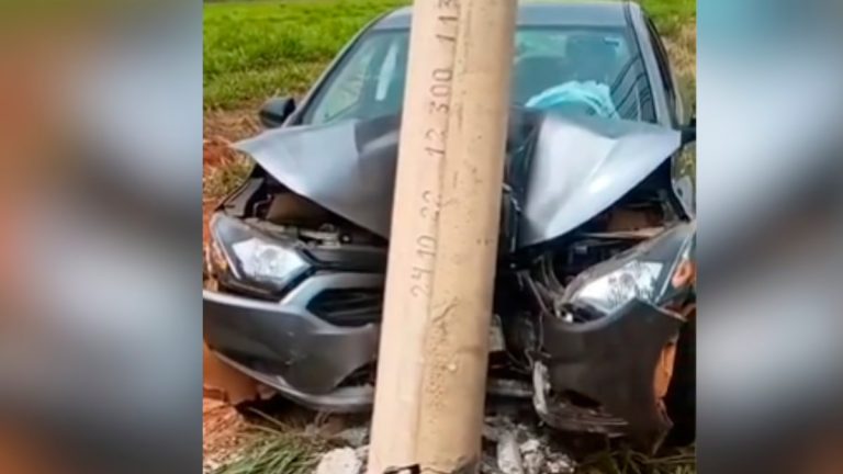 Motorista fica ferida após colisão com poste no Portal do Vale, em Uberlândia