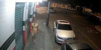 Noite de Natal em Uberlândia: Homem Nu É Flagado Andando pelas Ruas Noite de Natal em Uberlândia: Homem Nu É Flagado Andando pelas Ruas