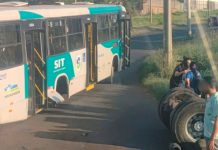 Ônibus sofre acidente ao perder eixo traseiro em curva em Uberlândia Ônibus sofre acidente ao perder eixo traseiro em curva em Uberlândia