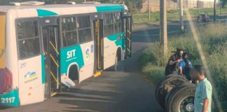 Ônibus sofre acidente ao perder eixo traseiro em curva em Uberlândia Ônibus sofre acidente ao perder eixo traseiro em curva em Uberlândia