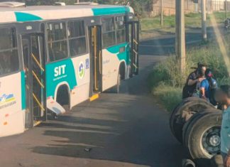 Ônibus sofre acidente ao perder eixo traseiro em curva em Uberlândia Ônibus sofre acidente ao perder eixo traseiro em curva em Uberlândia