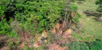Paracatu: carro despenca em ribanceira na MG-188 e deixa dois feridos Paracatu: carro despenca em ribanceira na MG-188 e deixa dois feridos