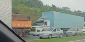 Acidente Grave entre Carretas Bloqueia BR-050 e Causa Ferido em Araguari Acidente Grave entre Carretas Bloqueia BR-050 e Causa Ferido em Araguari