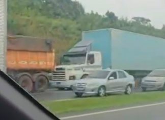 Acidente Grave entre Carretas Bloqueia BR-050 e Causa Ferido em Araguari Acidente Grave entre Carretas Bloqueia BR-050 e Causa Ferido em Araguari