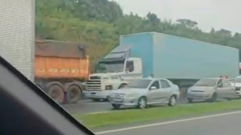 Acidente Grave entre Carretas Bloqueia BR-050 e Causa Ferido em Araguari