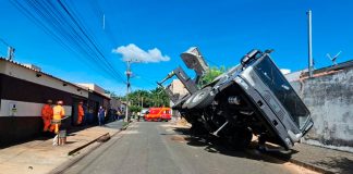 Acidente com Caminhão Guindaste Durante Instalação de Piscina Interdita Residências Acidente com Caminhão Guindaste Durante Instalação de Piscina Interdita Residências
