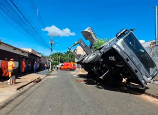 Acidente com Caminhão Guindaste Durante Instalação de Piscina Interdita Residências Acidente com Caminhão Guindaste Durante Instalação de Piscina Interdita Residências