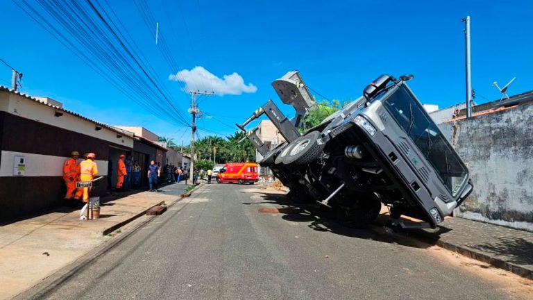 Acidente com Caminhão Guindaste Durante Instalação de Piscina Interdita Residências