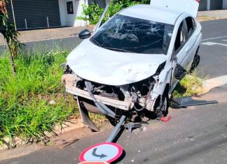 Acidente na Avenida do Bairro Monte Hebron em Uberlândia Acidente na Avenida do Bairro Monte Hebron em Uberlândia