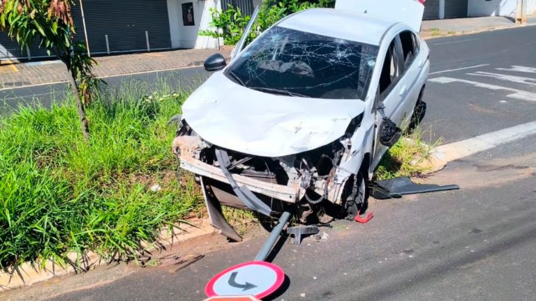 Acidente na Avenida do Bairro Monte Hebron em Uberlândia