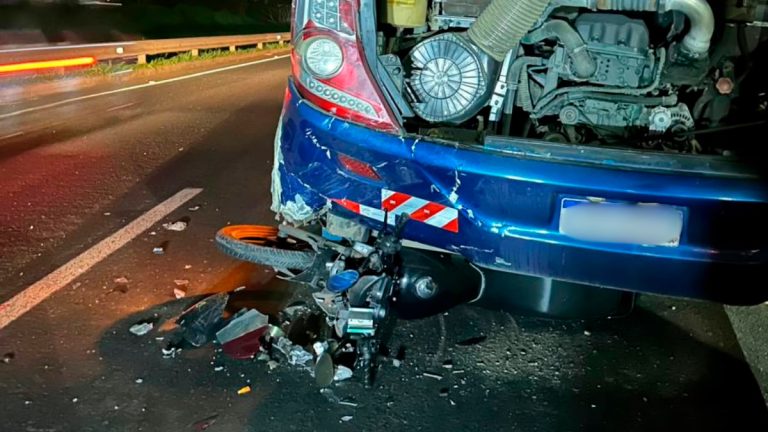 Acidente na BR-262: Motociclista colide com ônibus estacionado e sofre ferimentos graves