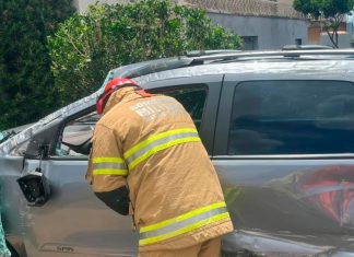 Acidente no bairro Cidade Jardim: carro capota e motorista fica ferida Acidente no bairro Cidade Jardim: carro capota e motorista fica ferida