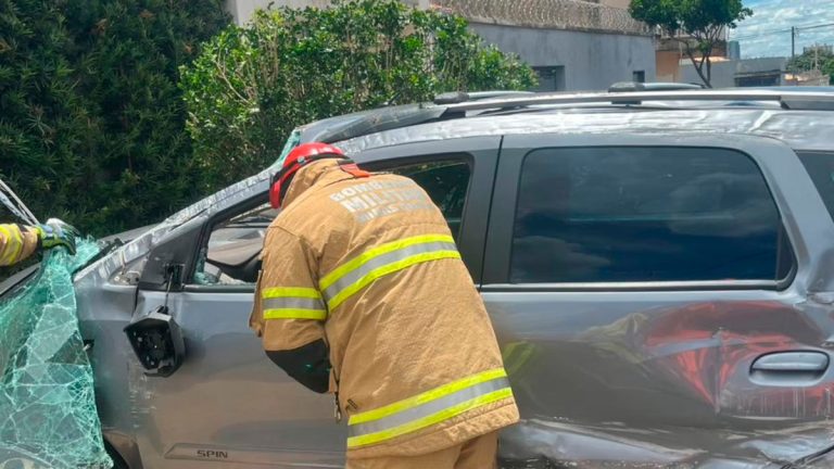 Acidente no bairro Cidade Jardim: carro capota e motorista fica ferida
