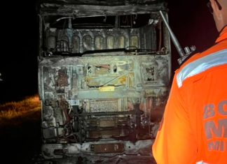 Bombeiros atuam em incêndio de carreta na BR-153 em Ituiutaba durante a madrugada Bombeiros atuam em incêndio de carreta na BR-153 em Ituiutaba durante a madrugada