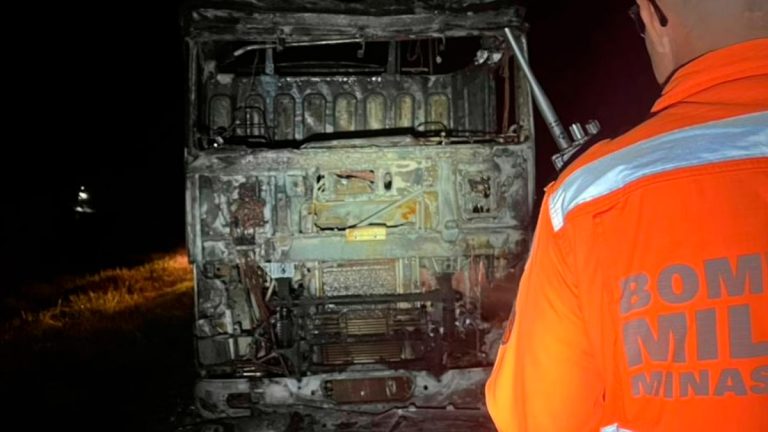 Bombeiros atuam em incêndio de carreta na BR-153 em Ituiutaba durante a madrugada
