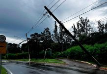 Chuva Forte em Uberlândia: Acidente com Poste e Alagamentos nas Vias Chuva Forte em Uberlândia: Acidente com Poste e Alagamentos nas Vias