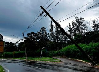 Chuva Forte em Uberlândia: Acidente com Poste e Alagamentos nas Vias Chuva Forte em Uberlândia: Acidente com Poste e Alagamentos nas Vias