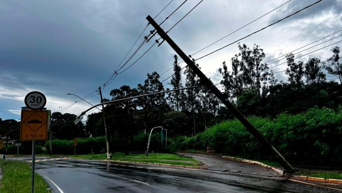 Chuva Forte em Uberlândia: Acidente com Poste e Alagamentos nas Vias Chuva Forte em Uberlândia: Acidente com Poste e Alagamentos nas Vias