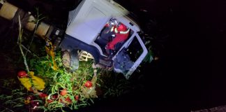 Colisão na BR-153 faz carreta cair de ponte; motorista é salvo Colisão na BR-153 faz carreta cair de ponte; motorista é salvo