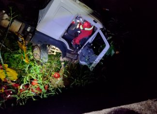 Colisão na BR-153 faz carreta cair de ponte; motorista é salvo Colisão na BR-153 faz carreta cair de ponte; motorista é salvo