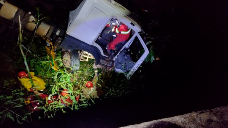 Colisão na BR-153 faz carreta cair de ponte; motorista é salvo