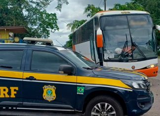 PRF Intercepta Ônibus em Estado Precário na BR-365 PRF Intercepta Ônibus em Estado Precário na BR-365