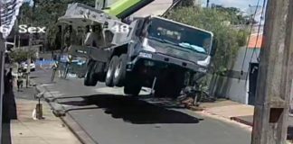 Vídeo Registra o Momento em que Guindaste Cai Sobre Residências em Uberlândia Vídeo Registra o Momento em que Guindaste Cai Sobre Residências em Uberlândia